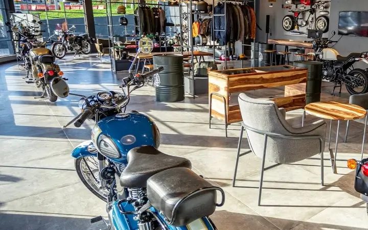 Concessionária Royal Enfield com motocicletas em exposição