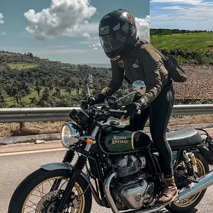 Motociclista Royal Enfield em uma estrada